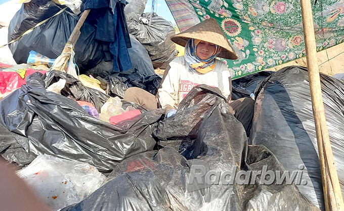 MEMULUNG: Yuniati memilah sampah di Tempat Pembuangan Akhir (TPA) Patoman, Kecamatan Blimbingsari, Banyuwangi, kemarin. (Ayu Lestari/Radar Banyuwangi)