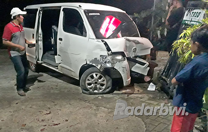 RINGSEK: Mobil Daihatsu Gran Max rusak berat bagian depan setelah menabrak pagar toko bangunan di Desa Yosomulyo, Kecamatan Gambiran pada Kamis (1/9) malam. (Agus Baihaqi/Radar Genteng)