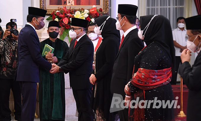 PUTRA BANYUWANGI: Presiden Joko Widodo memberi ucapan selamat kepada Abdullah Azwar Anas setelah dilantik menjadi Menpan-RB di Istana Negara, Rabu (7/9).  (Lukas-Biro Pers Sekretariat Presiden For RaBa)