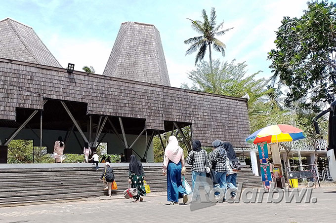 ANTRE: Pengunjung mengantre di depan loket wisata Grand Watu Dodol (GWD), Desa Bangsring, Kecamatan Wongsorejo, Minggu (11/9). (Abdul Adim/Radar Banyuwangi)