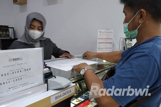 TRANSAKSI: Warga membeli emas di Pegadaian Banyuwangi, Minggu (26/9). (Gareta Wardani/Radar Banyuwangi)