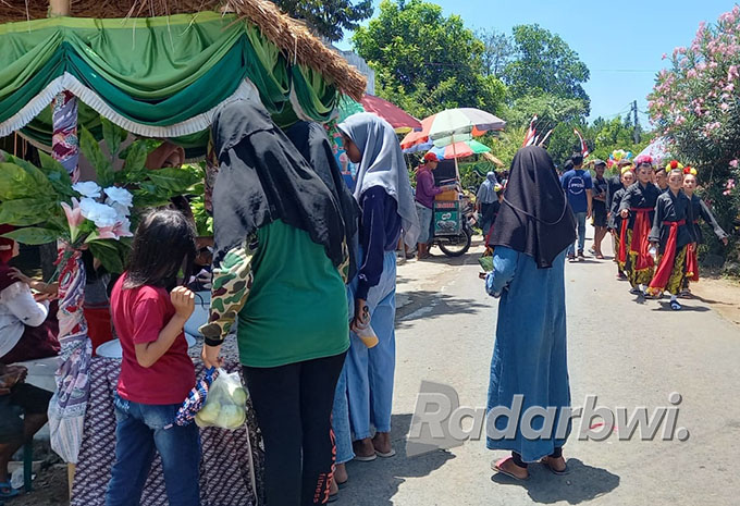 ANTRE: Warga Dusun Sengon, Desa Sukojati, Kecamatan Blimbingsari mengadakan tradisi Rabu Pungkasan hiburan masyarakat, tahun lalu.