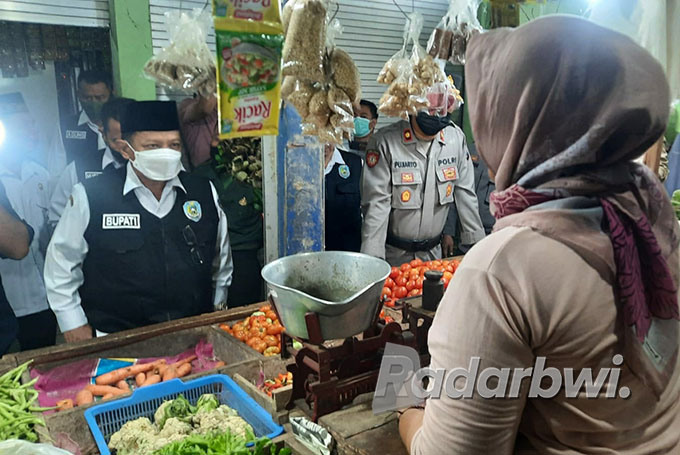 BERDIALOG DENGAN PEDAGANG: Bupati Situbondo, Drs. Karna Suswandi bersama jajaran forkopimda melakukan sidak di Pasar Senggol, Kelurahan Ardirejo, Rabu (7/9). (Iwan Feriyanto/Radar Situbondo)