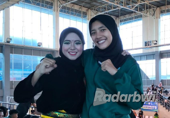 LOLOS: Dua pesilat putri Banyuwangi, Laksmi Devi Mustika Hapsari dan Nufa Kiswatun Nada, memenangi lomba di ajang pra Popnas Zona IV di Samarinda, Selasa (13/9). (IPSI Banyuwangi for RaBa)