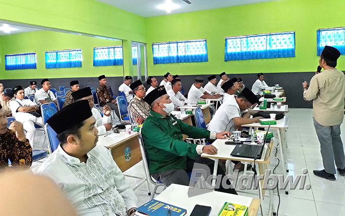 BERBAGI ILMU: Direktur Jawa Pos Radar Banyuwangi Samsudin Adlawi menyampaikan materi tentang dakwah melalui media pada  Diklat Administrasi dan Organisasi di aula SMK Gajah Mada, Minggu (11/9). (Abdul Adim/Radar Banyuwangi)