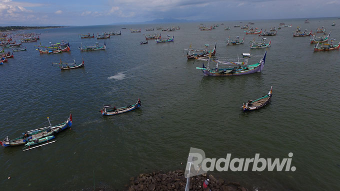 RAMAI: Deretan perahu nelayan di Pelabuhan Minapolitan Muncar, Banyuwangi. (Dok.Radar Banyuwangi)