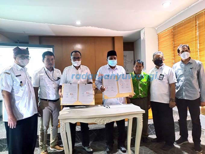 SINERGI: ADM Bumisari Sudjarwo (tiga dari kiri) dan Kades Kluncing, Kecamatan Licin, Sumawi (empat dari kanan) sepakat menjalin kerja sama di kantor Pemkab Banyuwangi kemarin (31/8). (Bagus Rio/RadarBanyuwangi.id)