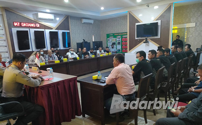 RAKOR: Pengurus SPBU dan Hiswana Migas diberi pengarahan oleh Wakapolresta AKBP Didik Hariyanto di Mapolresta Banyuwangi, Jumat (2/9) lalu. (Bagus Rio/Radar Banyuwangi)