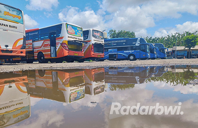 SEPI: Tarif naik angkutan bus di Terminal Brawijaya Banyuwangi mulai mengalami kenaikan, Jumat (9/9). (Bagus Rio/Radar Banyuwangi)