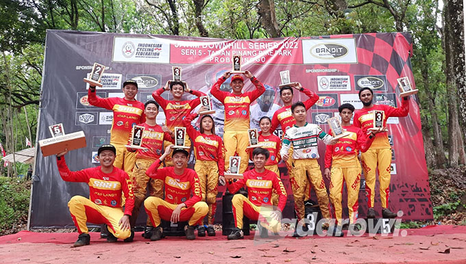 PRESTASI LAGI: Pembalap SART memborong 13 podium di ajang Jatim Downhill Series 5 yang digelar di Pinang Bike Park Probolinggo, Sabtu (10/9) lalu. (SART for Radar Banyuwangi)