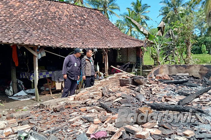 TURUN LANGSUNG: Sekretaris BPBD Banyuwangi Mujito melihat rumah Sugiyanto di Dusun Seloagung, Desa/Kecamatan Siliragung yang habis habis terbakar, Kamis (22/9). (Ilzam for Radar Genteng)