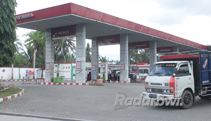 MASIH DISEGEL:  Pulau pompa BBM jenis pertalite di SPBU Pesanggaran belum beroperasi karena masih dipasang garis polisi, Jumat (23/9). (Salis Ali/Radar Genteng)