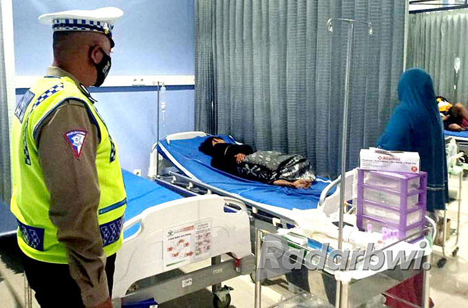 TKP: Salah satu anak di bawah umur yang menabrak kakek dirawat di RS Rahayu Medika, Desa Kebaman, Kecamatan Srono pada Kamis (1/9) malam. (Polsek Muncar for Radar Banyuwangi)