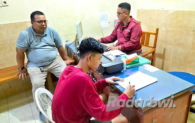 DIPERIKSA: Kukuh Setyawan saat menjalani pemeriksaan di Ruang Unit Reskrim Polsek Sempu, Jumat (2/9) siang. (Salis Ali/Radar Genteng)