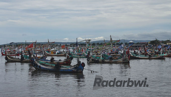 PARKIR: Kapal dan perahu nelayan Muncar disandarkan di pelabuhan karena musim padangan, Minggu (11/9). (Salis Ali/Radar Genteng)