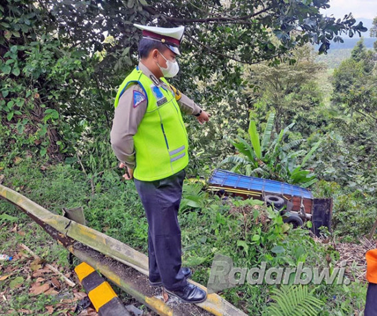 APES: Anggota Unit Lantas Polsek Kalibaru mengecek kondisi truk pengangkut tebu yang masuk jurang sedalam 10 meter di tikungan Patung Gandrung, kawasan Jalur Gumitir, Dusun Barurejo, Desa Kalibaru Manis, Kecamatan Kalibaru pada Jumat (2/9) malam. (Polsek