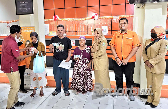 ILUSTRASI penyaluran BLT di Kantor Pos Banyuwangi.
