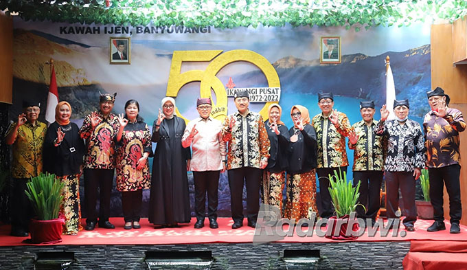 HARUMKAN BANYUWAGI: Bupati Ipuk Fiestiandani, Menpan-RB Abdullah Azwar Anas, Menteri Pariwisata tahun 2014–2019 Arief Yahya, sesepuh dan tokoh Ikawangi menghadiri HUT ke-50 Ikawangi di Jakarta, Minggu lalu (18/9). (Dini for Radar Banyuwangi)