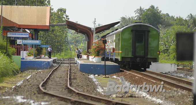 DULU: Papan nama Stasiun Karangasem masih terpasang beberapa tahun silam. (Dok.Radar Banyuwangi)