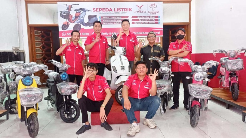 PRODUK TERLARIS: Owner Banyuwangi E-Bike Herman (tiga dari kanan) Jimy Alfian Simanjuntak (dua dari kiri) bersama perwakilan FIF Spektra Iswadi (berkopiah) didepan motor listrik Uwinfly terlaris T3, di acara Grand Opening Banyuwangi E-Bike, Sabtu (10/9).