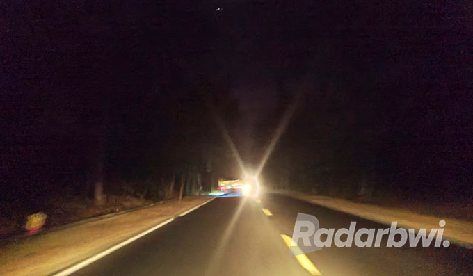 MINIM PENERANGAN: Jalan raya Baluran cukup gelap saat malam hari. (Bagus Rio/Radar Situbondo)