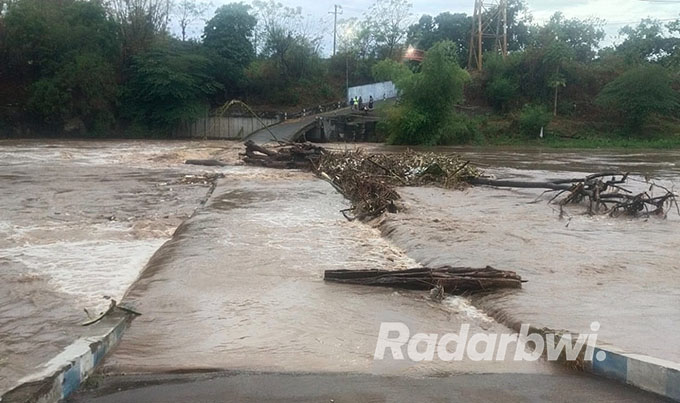 DIKABARKAN PUTUS: Jembatan limpas Siliwung menarik perhatian pengendara motor, Desa Sliwung, Kecamatan Panji, Kamis (6/10). (Iwan Feriyanto/Radar Situbondo)