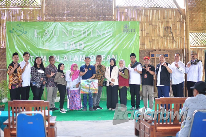 FOTO BERSAMA: Jajaran pemerintah Desa dan pemkab Situbondo meresmikan Sekolah Taman Alam Olean (TAO) di tempat wisata KK26, Desa Olean, Kecamatan Situbondo, Rabu (26/10). (Iwan Feriyanto/Radar Situbondo)