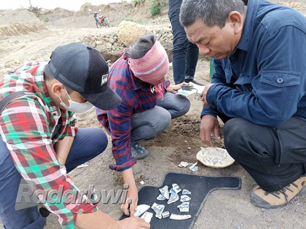 PEDULI CAGAR BUDAYA: Tim Arkeolog BPCB Jatim mengumpulkan pecahan piring keramik yang diduga peninggalan Dinasti Ming di area Situs Mellek, Desa/Kecamatan Banyuputih, Jumat (21/10). (Iwan Feriyanto/Radar Situbondo)