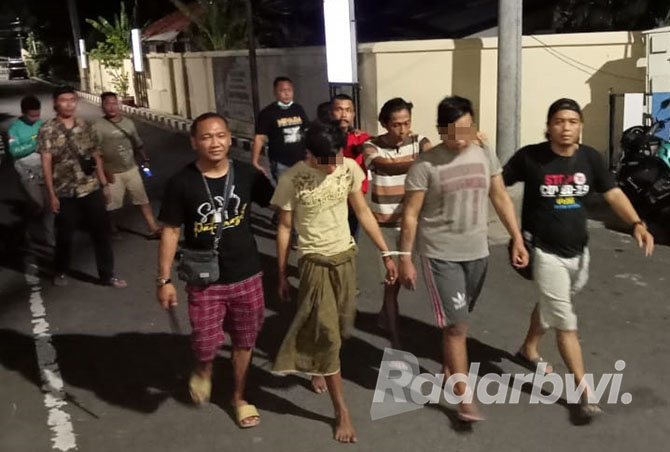 DIBORGOL: Dua maling sepeda motor diringkus tim Resmob Polres Situbondo, Senin malam (10/10). (Humaidi/Radar Situbondo)