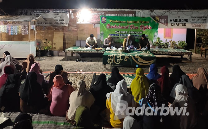 PANGAJIAN RUTIN: Sejumlah Pekerja Seks Komersial (PSK) di warung remang-remang, Desa Kalianget, Kecamatan  Banyuglugur, berselawat dan berdzikir bersama, Senin (17/10) malam. (Humaidi/Radar Situbondo)