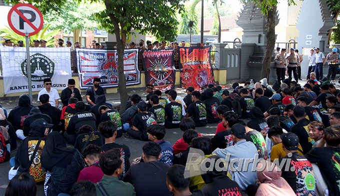 ORASI: Ratusan anggota Pagar Nusa memberikan dukungan moral kepada tiga rekannya yang menjalani sidang dengan agenda pembacaan putusan di Pengadilan Negeri Banyuwangi, Rabu (5/10). (Ramada Kusuma/Radar Banyuwangi)