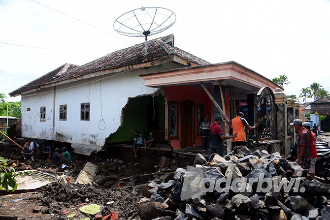 JEBOL: Rumah warga di Lingkungan Sutri yang rusak berat mulai diperbaiki oleh Pemkab Banyuwangi. Korban banjir mendapatkan layanan kesehatan dari petugas medis yang tergabung dalam Persatuan Perawat Nasional Indonesia (PPNI).   (Ramada Kusuma/Radar Banyuw