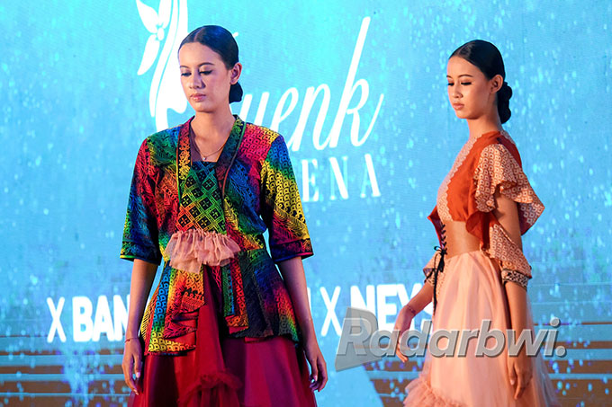 PERAGAKAN DESAIN: Kreasi Byenk Viena, Banjar Wangi, dan Nesya menyuguhkan kekuatan terdalam kaum hawa. Memunculkan paduan warna yang menonjol serta desain khas profesional. (Ramada Kusuma/Radar Banyuwangi)