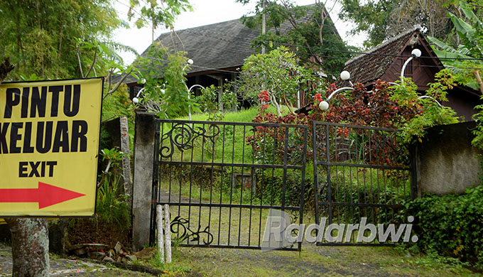 TAK TERAWAT: Pintu masuk Hotel Sahid di Desa Kemiren, Kecamatan Glagah, terlihat kumuh setelah tujuh bulan tidak beroperasi. (Ramada Kusuma/Radar Banyuwangi)