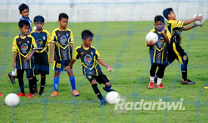 BIBIT-BIBIT PESEPAK BOLA: Anak-anak yang tergabung dalam SSB Diponegoro berlatih di Stadion Diponegoro, Banyuwangi, Selasa (4/10). (Ramada Kusuma/Radar Banyuwangi)