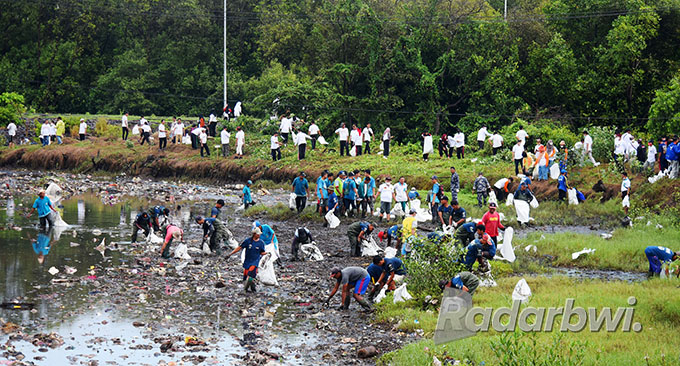 KUMPULKAN SAMPAH: Kolaborasi bersih-bersih sungai melibatkan banyak pihak. Sejak dimulai 26 September hingga Selasa (4/10), total sampah yang dikumpulkan mencapai 23 ton. (Ramada Kusuma/Radar Banyuwangi)