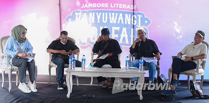 BEDAH BUKU: Penulis buku Rahim Suci Bunda Sri Tanjung Samsudin Adlawi (kanan) bersama sastrawan Taufik WR Hidayat, Fatah Yasin Noor, dan Iqbal Baraas di Gedung Juang Sabtu siang (8/10). (Ramada Kusuma/Radar Banyuwangi)