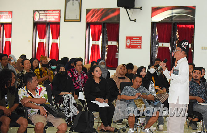 BERI MOTIVASI: Penyair ASEAN Zawawi Imron hadir dalam bedah buku antologi puisi di auditorium Untag 1945 Banyuwangi, Jumat (28/10). (Ramada Kusuma/Radar Banyuwangi)