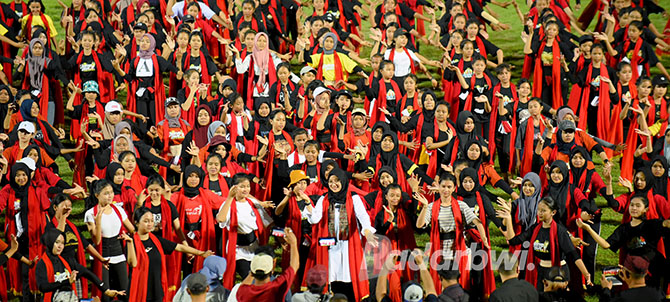 BERI SEMANGAT: Bupati Ipuk Fiestiandani berbaur dengan penari Gandrung Sewu yang sedang berlatih gerak dan formasi di Stadion Diponegoro Banyuwangi, Rabu (12/10) malam. (Ramada Kusuma/Radar Banyuwangi)