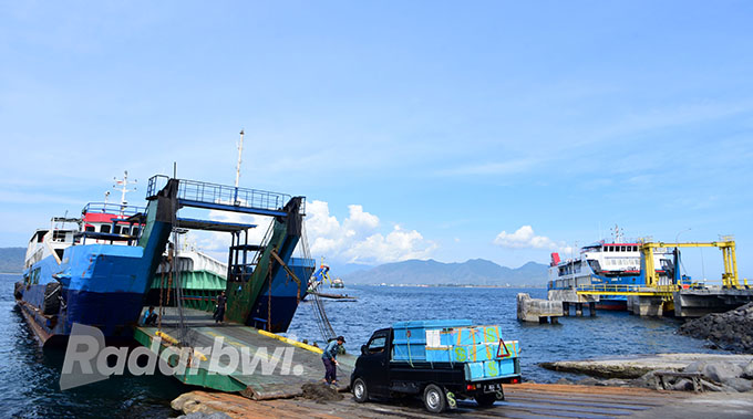 IMBAS BBM NAIK: Mulai Sabtu pukul 00.00 (30/1), tarif penyeberangan Ketapang-Gilimanuk naik 11 persen untuk semua golongan kendaraan. (Ramada Kusuma/Radar Banyuwangi)