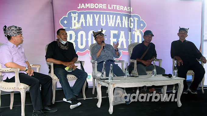 GAYENG: (Dari kiri) Ketua DKB Hasan Basri, Fatah Yasin Noor, Dewan Pengarah DKB Samsudin Adlawi, Taufiq Wr Hidayat, dan Abdullah Fauzi hadir dalam diskusi  bertajuk ”Tribute to Armaya-Hasnan Singodimayan” di Gedung Juang, Kamis (6/10). (Ramada Kusuma/Rada