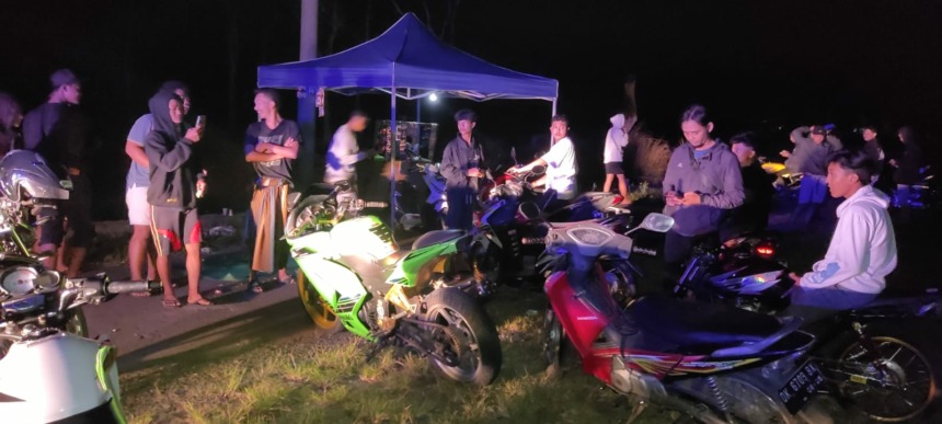 DIBUBARKAN: Tongkrongan pemuda di Jalan Wiroguno Dusun Balokan, Desa Dasri, Kecamatan Tegalsari dibubarkan anggota Polsek Tegalsari, pada Sabtu malam (29/10)