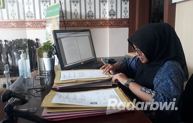 Petugas Pengadilan Agama Situbondo meneliti berkas pengajuan dispensasi menikah. (Humaidi/Radar Situbondo)