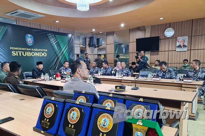 KOMSOSMAR: Bupati Situbondo, Drs Karna Suswandi menerima kedatangan Komandan Pangkalan TNI AL (Lanal) Banyuwangi, Letkol Laut (P) Ansori bersama jajarannya di Kantor Sekretariat Pemkab, Rabu (12/10). (Dok. Humas Pemkab Situbondo untuk JPRS)