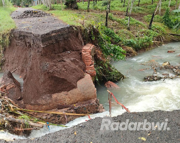 TERPUTUS: Jembatan di Perkebunan Kalirejo PTPN XII Dusun Kalirejo, Desa Tulungrejo, Kecamatan Glenmore ambrol akibat air sungai meluap, Minggu (9/10). (Salis Ali/Radar Genteng)