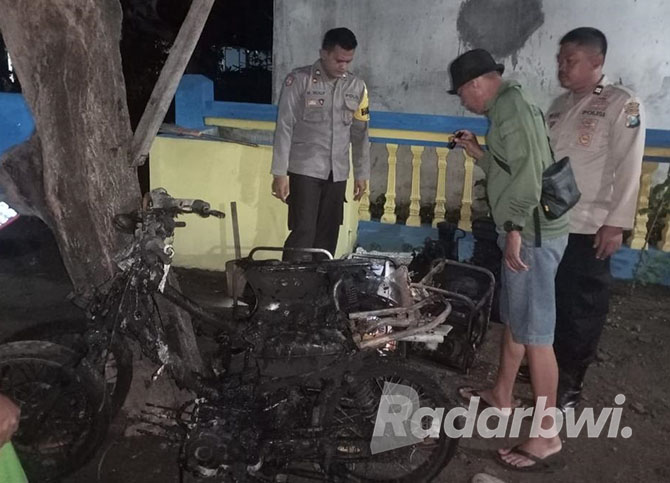 DIGARIS POLISI: Bengkel sepeda motor di Dusun Tanjung Sari, Desa Tanjung Kamal, Kecamatan Mangaran milik Yoga Pebri Prastio, hangus terbakar, Selasa malam (25/10). (Humaidi/Radar Situbondo)