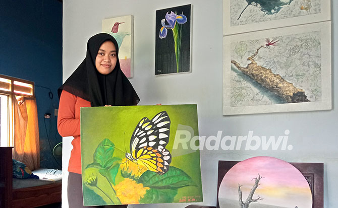 PELUKIS MUDA: Leni Kariatul Masruroh dan karya lukisannya yang terpajang di ruang tamu rumahnya di Dusun Krajan, Desa/Kecamatan Siliragung, Kamis (13/10). (Lugas Rumpakaadi/Radar Genteng)