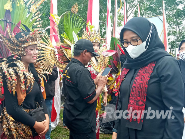 ALAMI: Bupati Banyuwangi Ipuk Fiestiandani melihat warga yang berpakaian dengan bahan dari alam, Rabu (12/10). (Lugas Rumpakaadi/Radar Genteng)