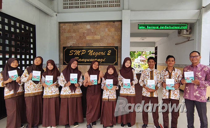 SIAP LOMBA: Guru dan siswa SMPN 2 Banyuwangi menunjukkan buku ”Rahim Suci Bunda Sri Tanjung” Jumat (7/10). (Gerda Prayudha/Radar Banyuwangi)
