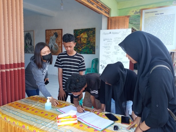 KUNJUNGAN: Susilowati (kiri) memandu pelajar SMPN 1 Sempu sebelum memasuki galeri pameran lukisan di Studio Sendang, Minggu (30/10).